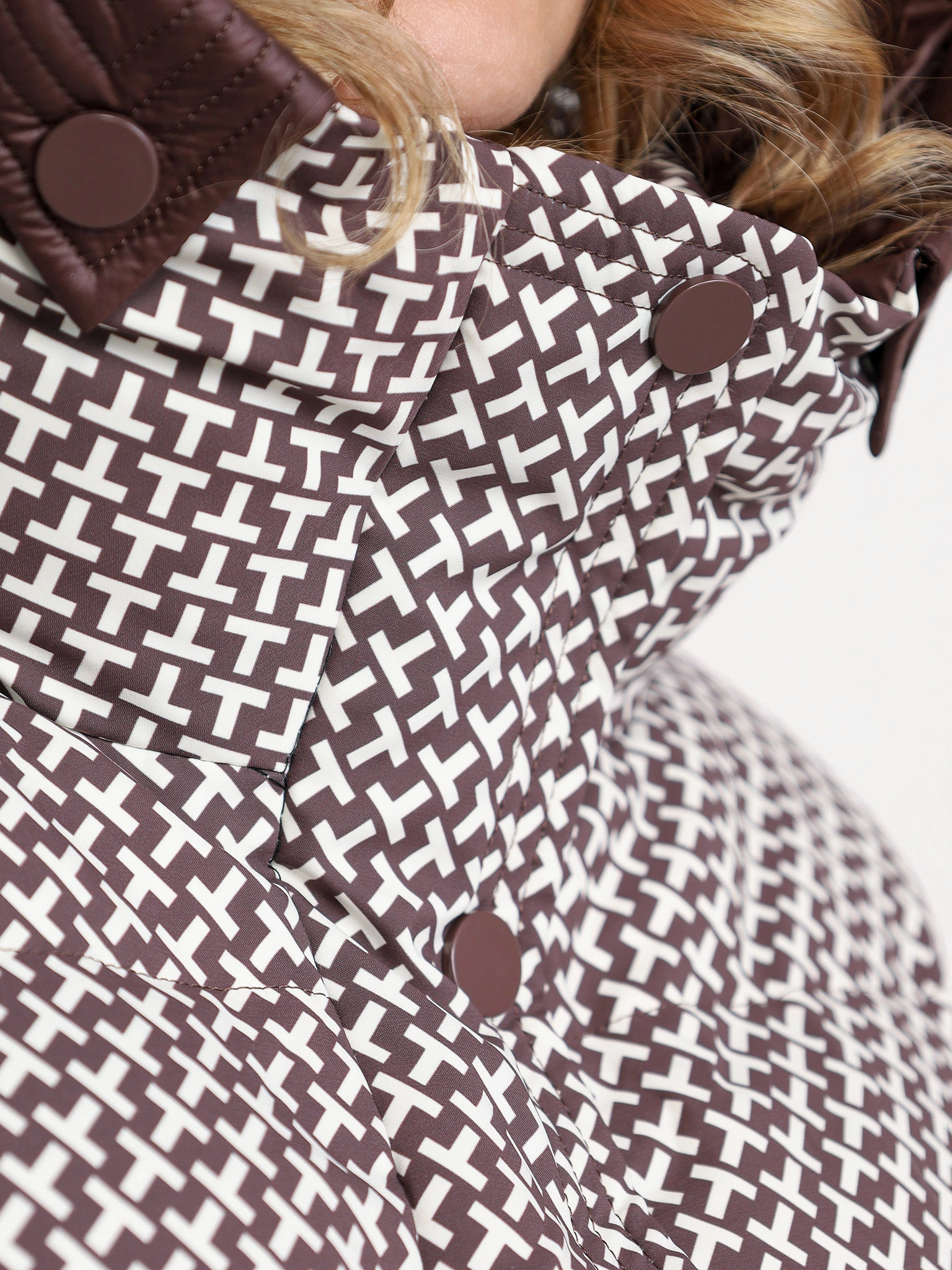 Пуховик коричневого цвета с капюшоном